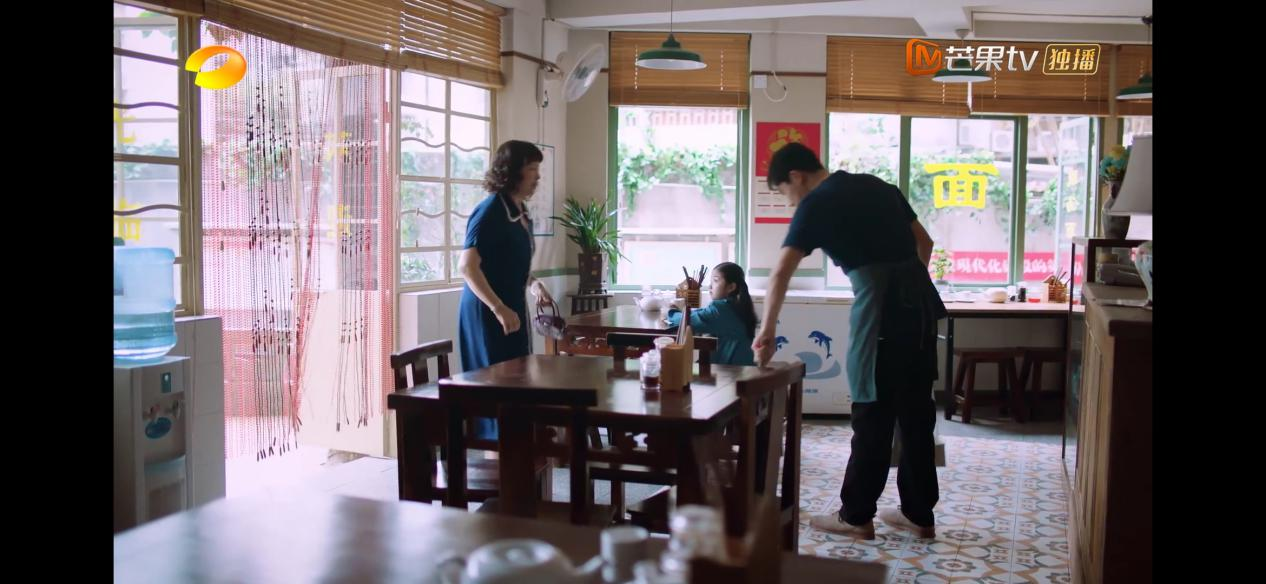 細看海潮面館，發現地面鋪設的花磚不一般