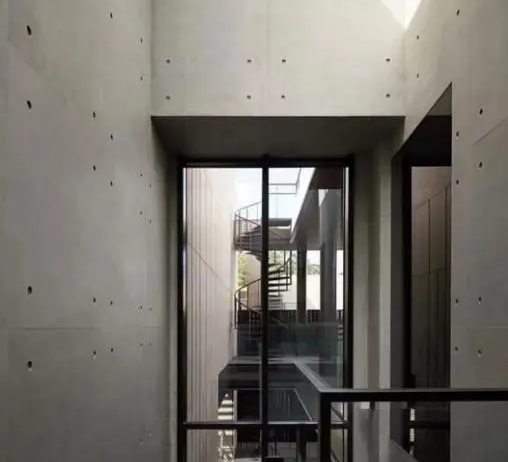 清水混凝土掛板，展現水泥最本身的質樸與硬朗